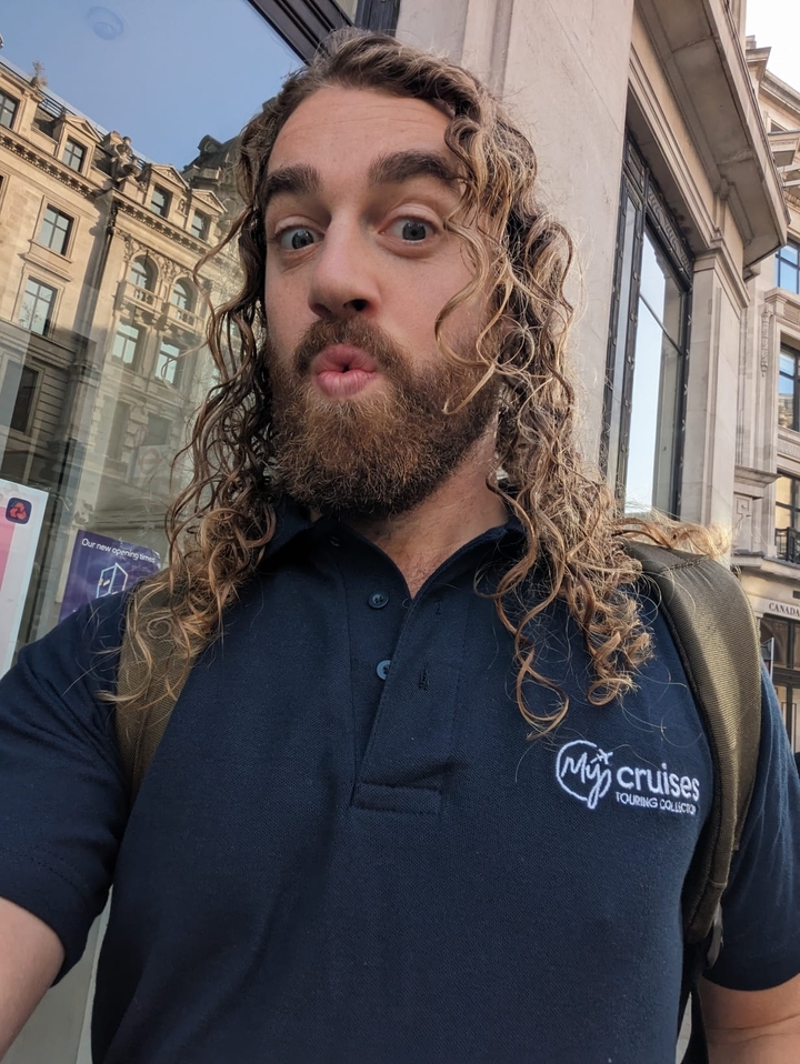 Plan rapproché d'une personne portant une chemise sombre.