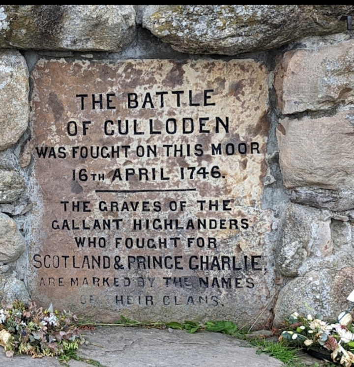 Inscription commémorant la bataille de Culloden gravée sur une pierre.