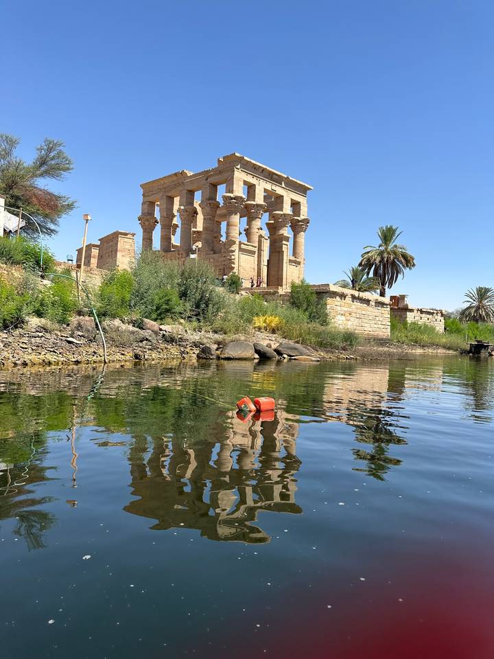 Temple avec colonnes reflété dans l'eau.