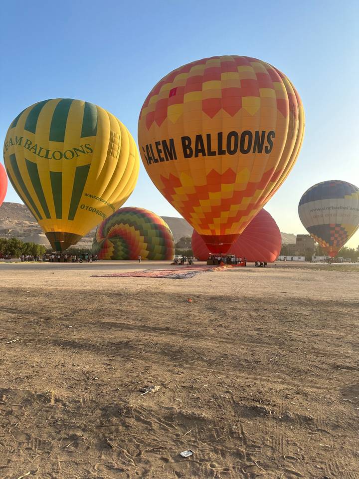 Montgolfières au sol prêtes à décoller.
