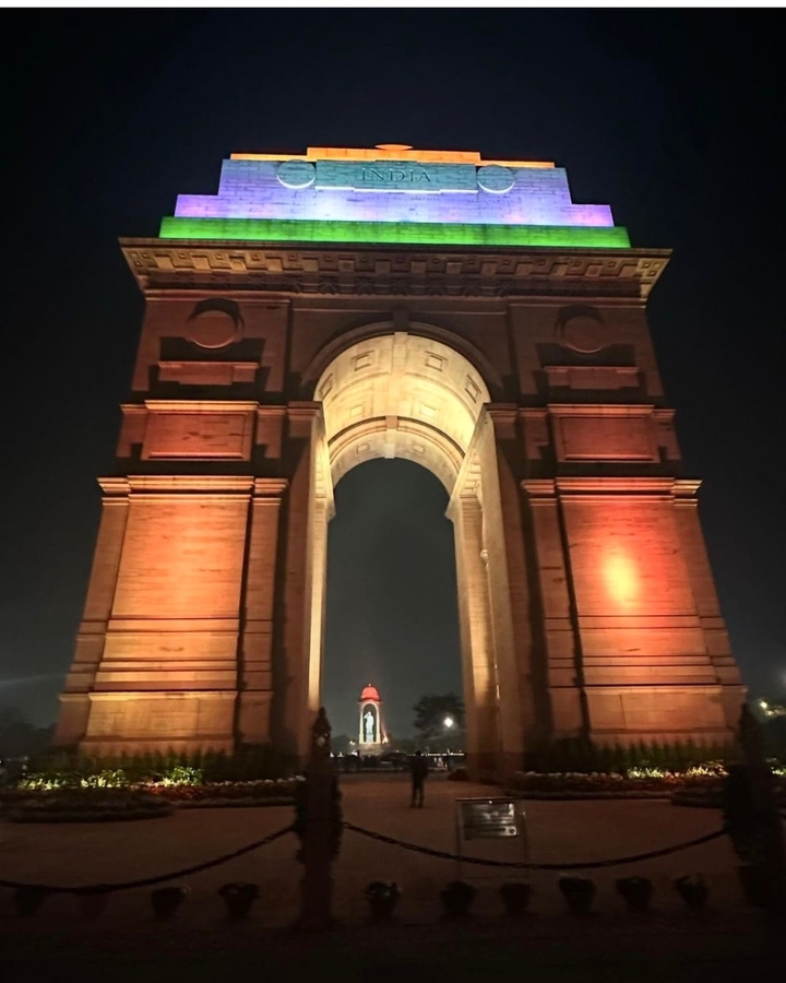 Une arche illuminée la nuit.
