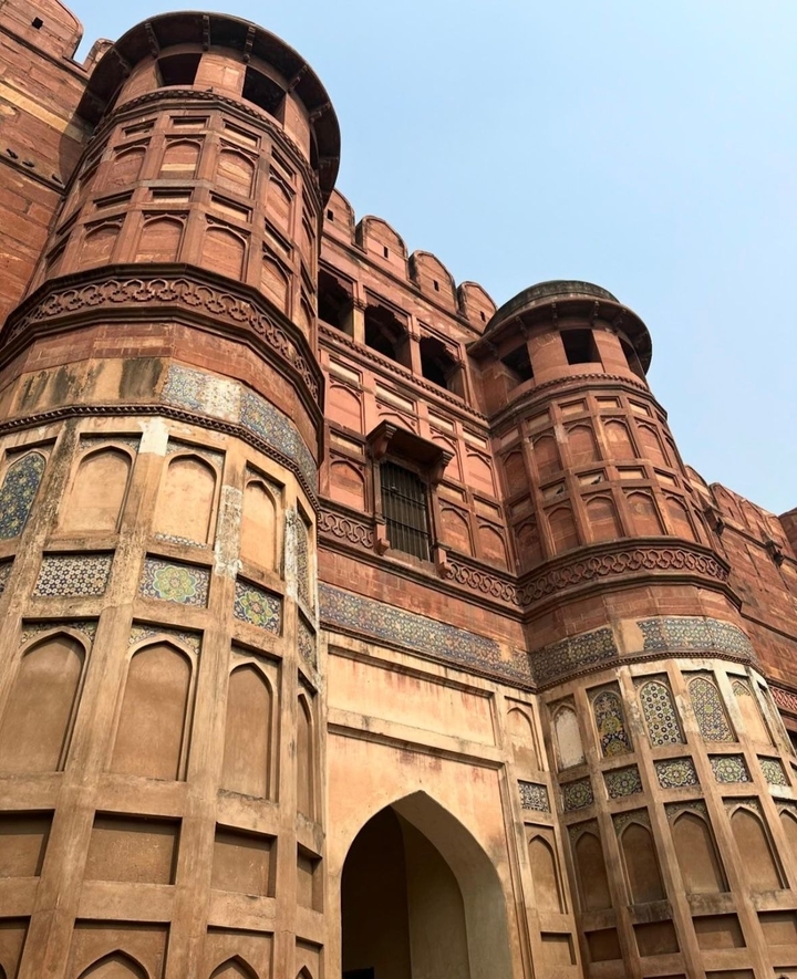 Un grand fort historique à l'architecture détaillée.