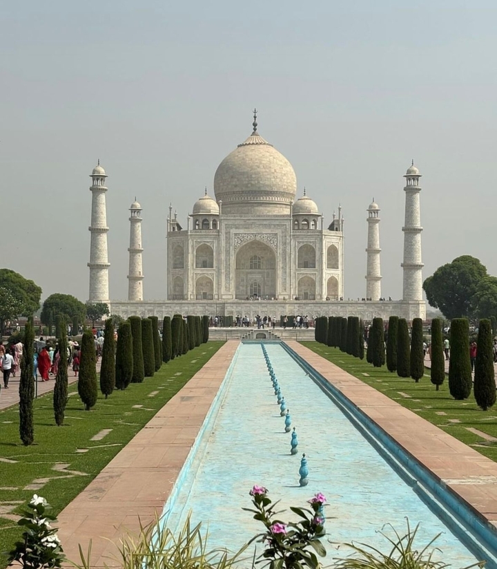 Le Taj Mahal avec ses jardins et son bassin réfléchissant.