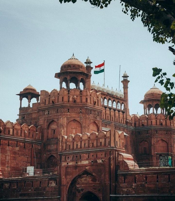 Un fort historique avec des drapeaux indiens qui flottent au sommet.
