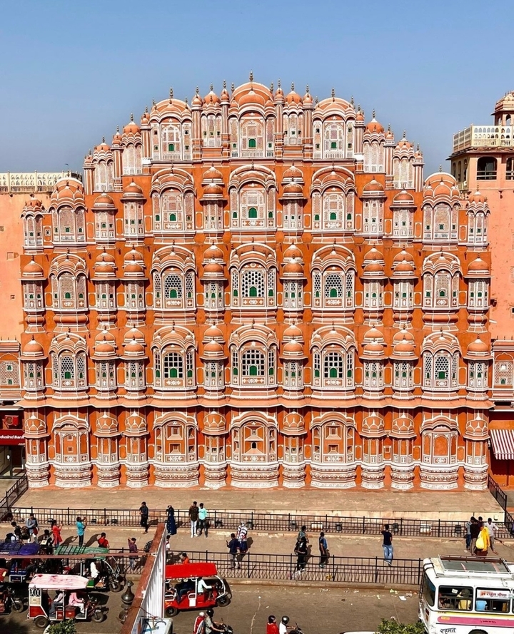 La façade du Hawa Mahal avec de multiples fenêtres.