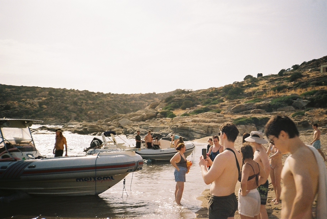 Des gens sur une plage avec des bateaux