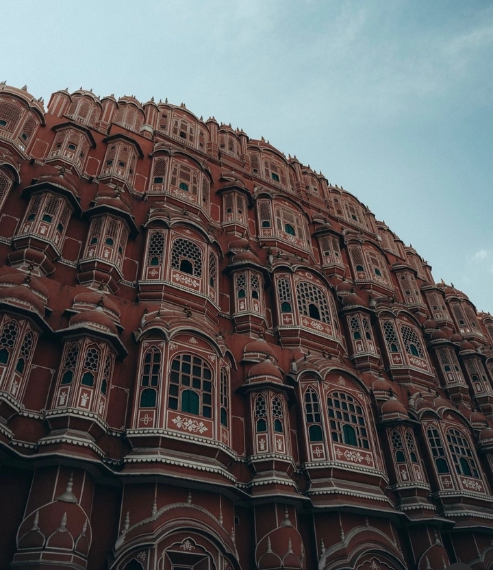 Façade complexe d'un bâtiment historique