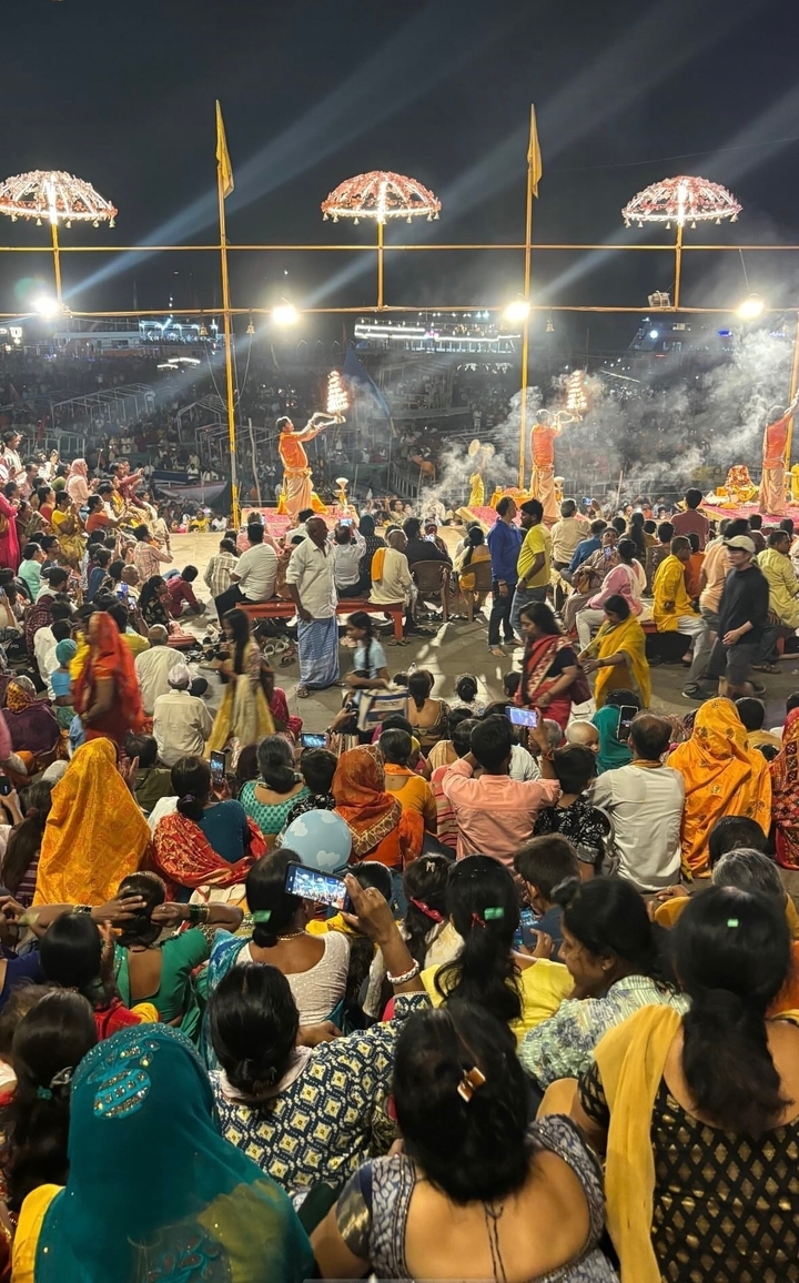 Grande foule rassemblée pour une cérémonie religieuse