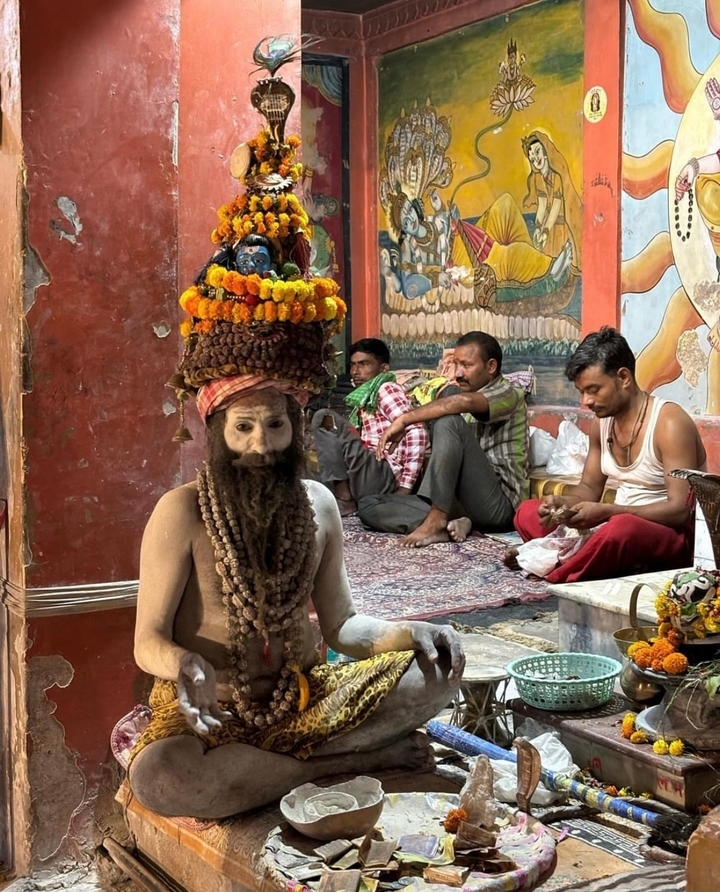 Sadhou au visage peint assis dans un temple