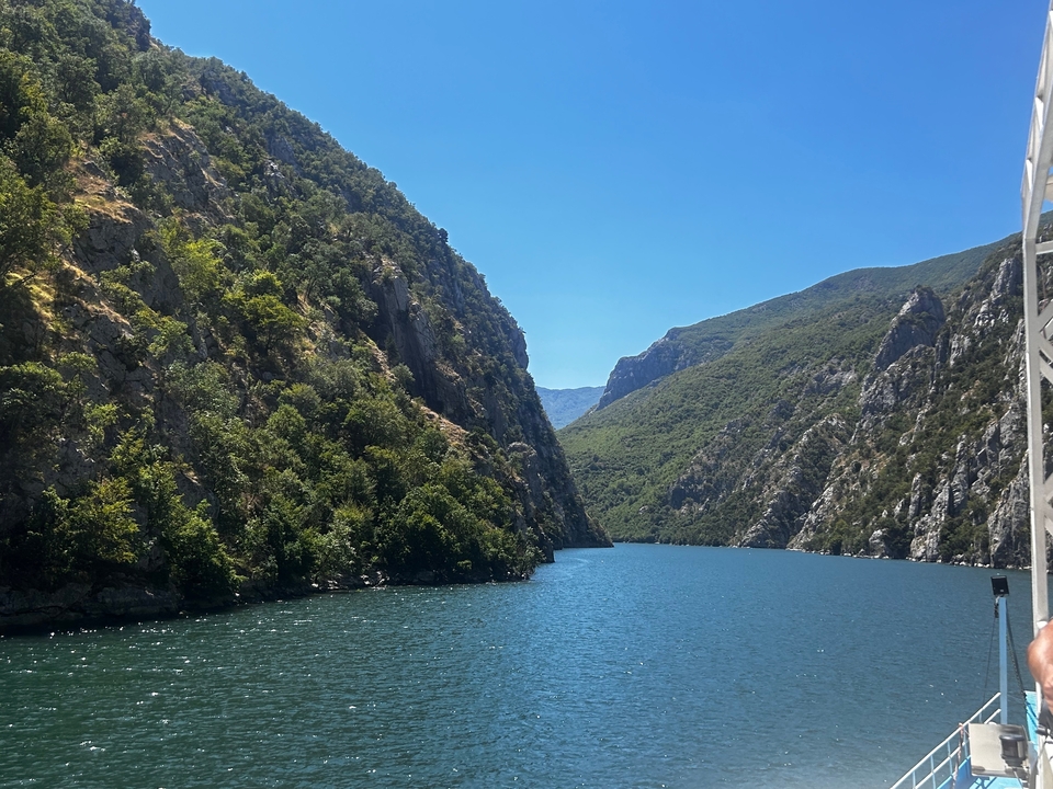 Une rivière qui traverse des montagnes rocheuses.