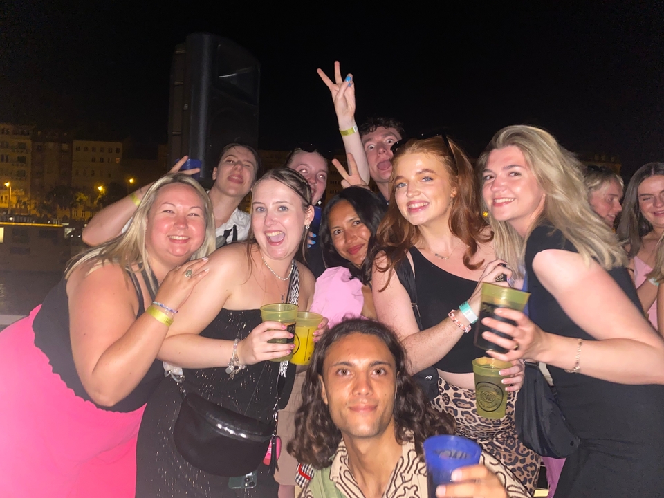 Groupe d'amis faisant la fête la nuit.