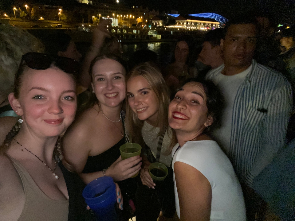 Groupe d'amis lors d'une soirée.