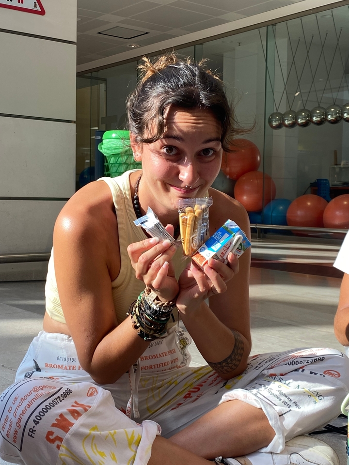 Personne tenant des collations dans un cadre décontracté.