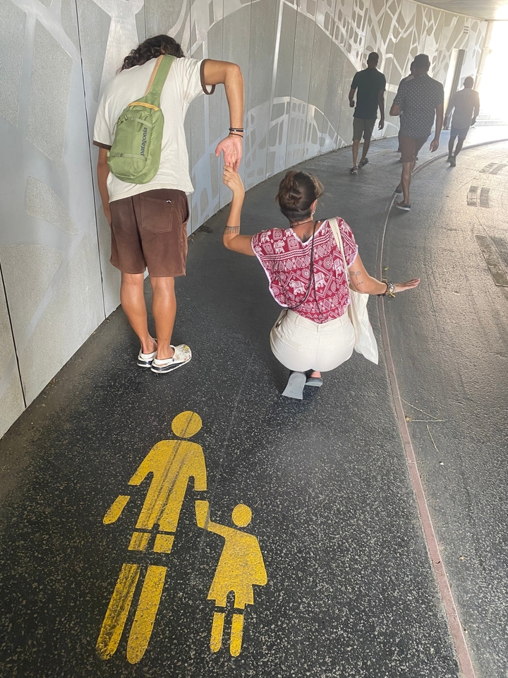 Deux personnes marchant le long d'une route avec un symbole de bicyclette.