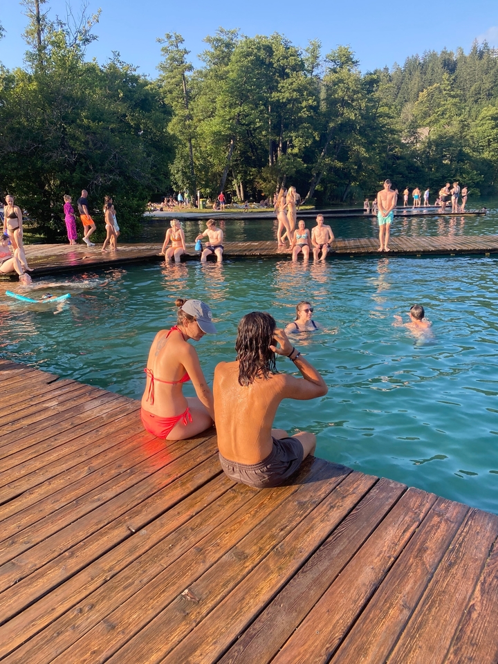 Des gens qui profitent d'une journée au lac.