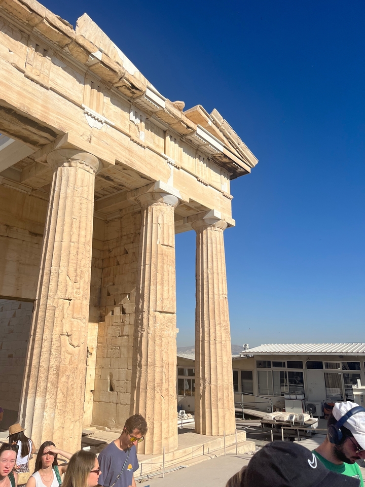 Gros plan de colonnes antiques sur un ciel bleu dégagé.