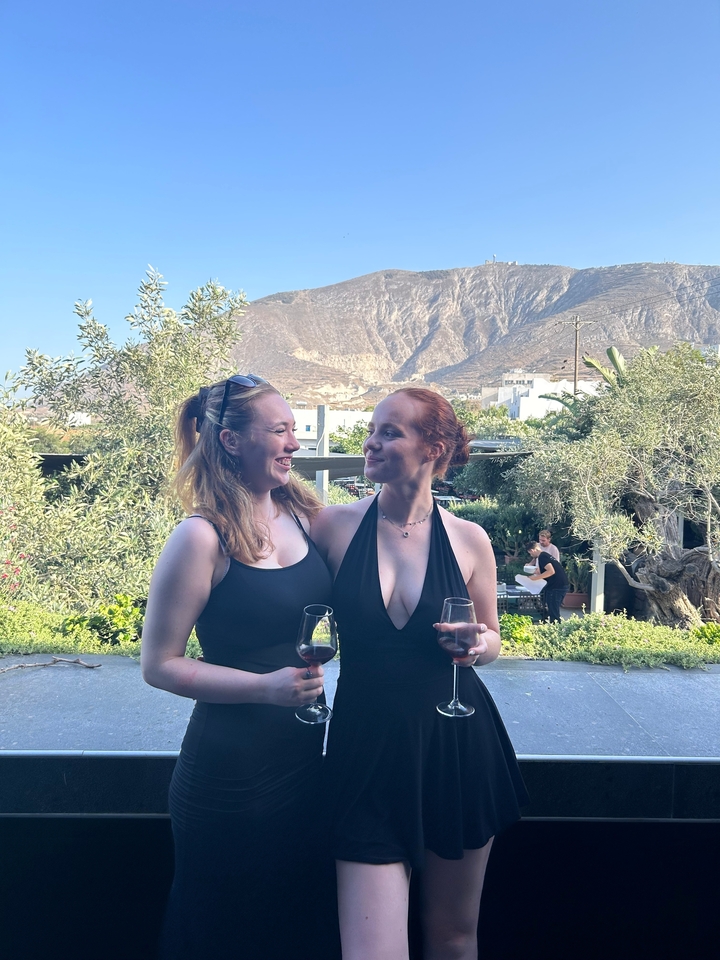 Deux femmes profitant de boissons avec une vue sur la montagne.