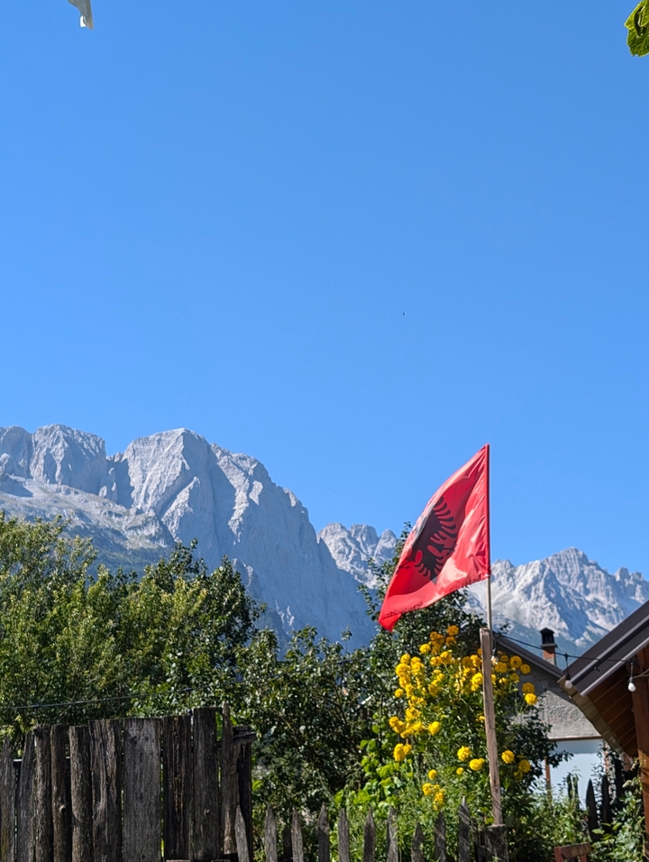 Drapeau albanais sur fond de montagnes escarpées