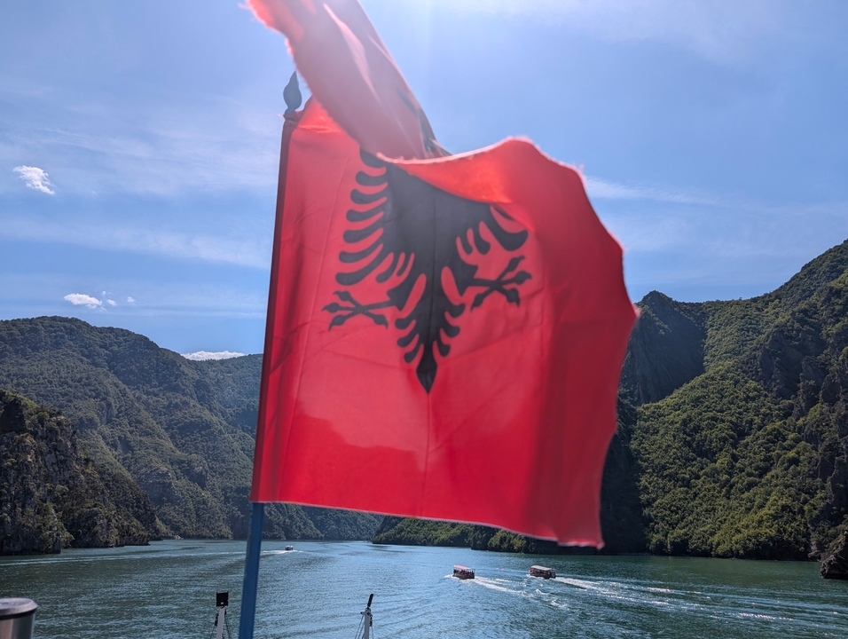 Drapeau albanais flottant dans une gorge montagneuse