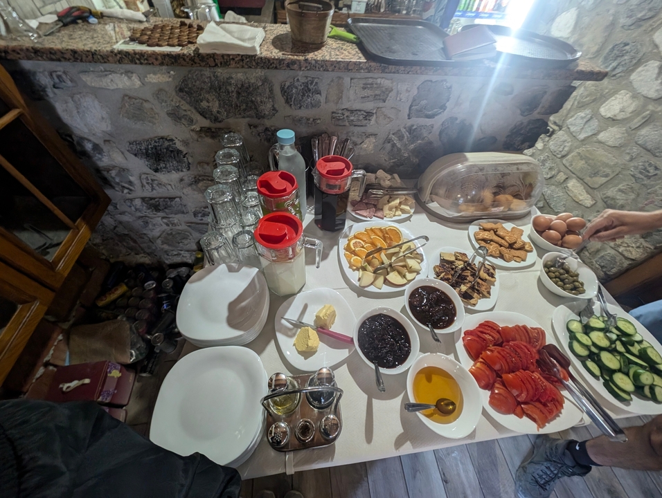 Assortiment d'articles de petit-déjeuner sur une table à l'intérieur d'un bâtiment en pierre