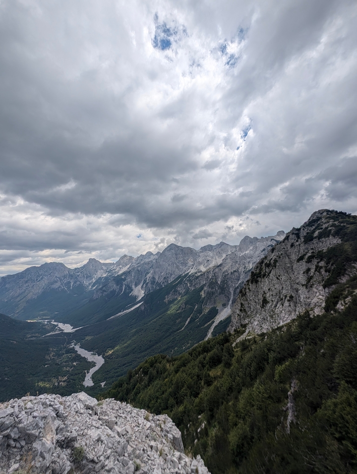 Chaîne de montagnes sous un ciel nuageux projetant des ombres