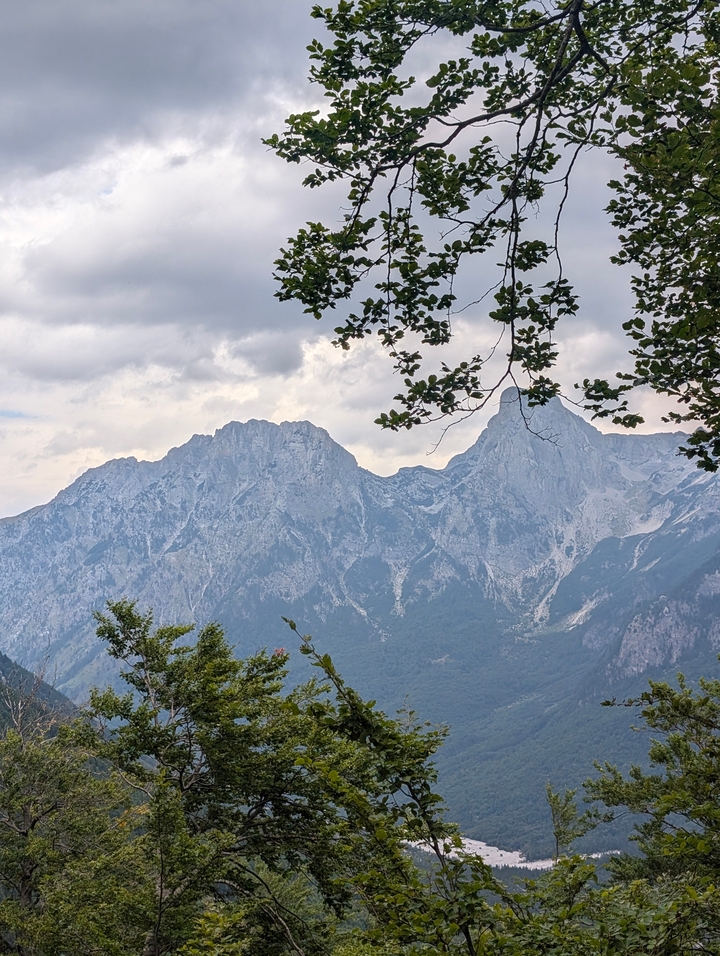 Crête de montagne avec des sommets visibles sous un ciel nuageux