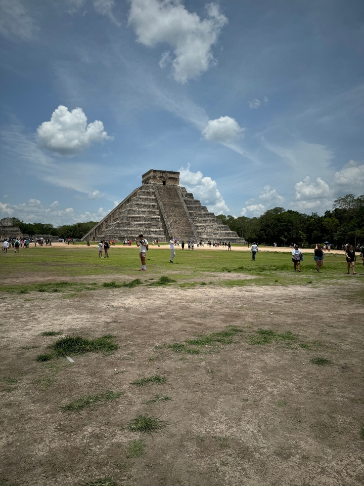 Pyramide de Chichen Itza avec de nombreux touristes autour.