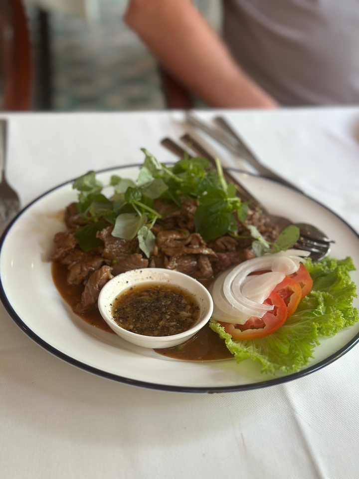 Plat de viande aux herbes et à la sauce