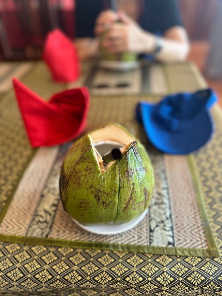 Noix de coco verte ouverte avec paille