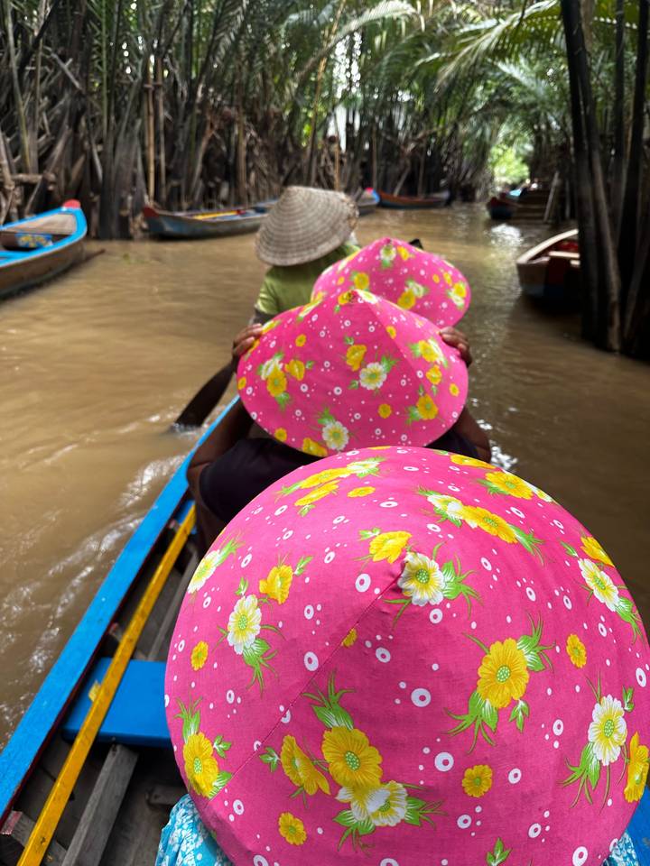 Touristes portant des chapeaux fleuris dans un canoë