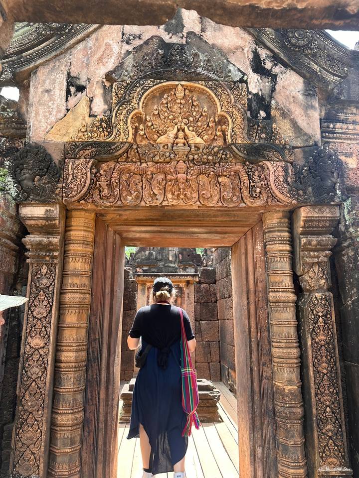 Touriste explorant un temple ancien avec des sculptures