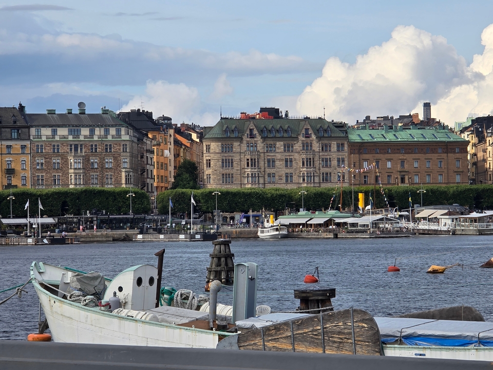 Vue panoramique de la ville avec des bâtiments historiques le long du front de mer.