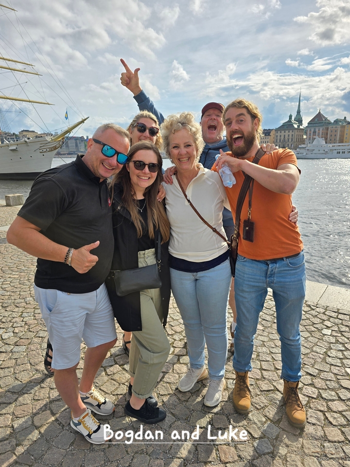 Un groupe d'amis posant au bord de l'eau.