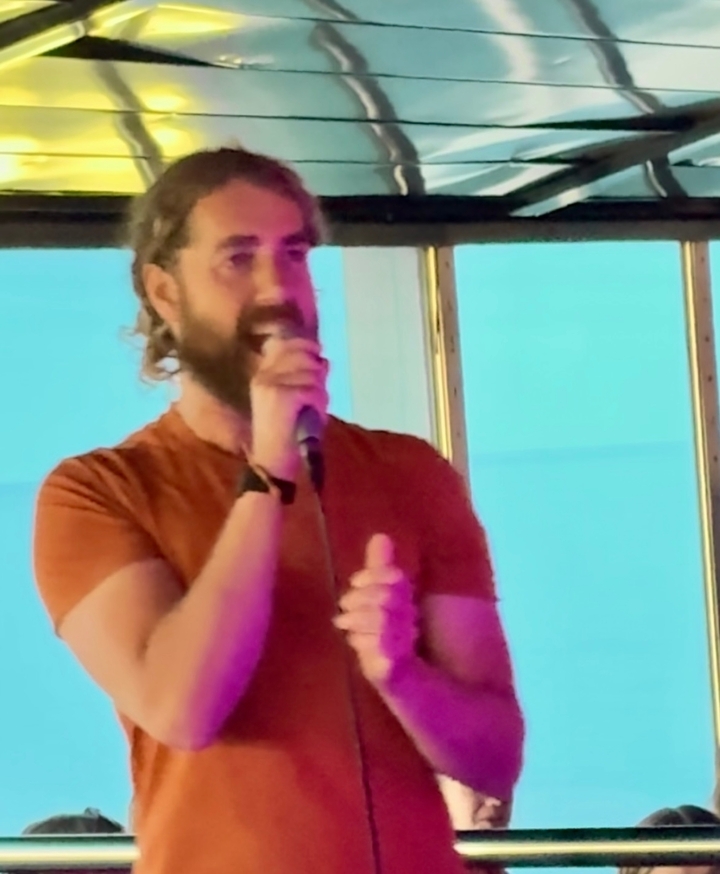 Image floue d'une personne parlant ou se produisant sur scène.