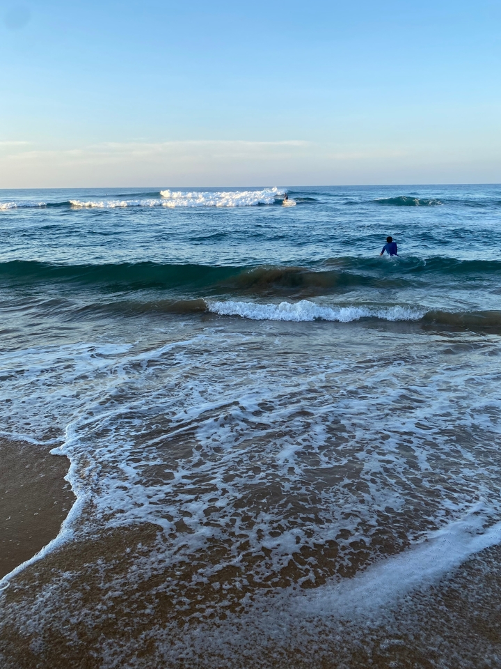 Personne dans l'océan avec des vagues qui approchent du rivage.
