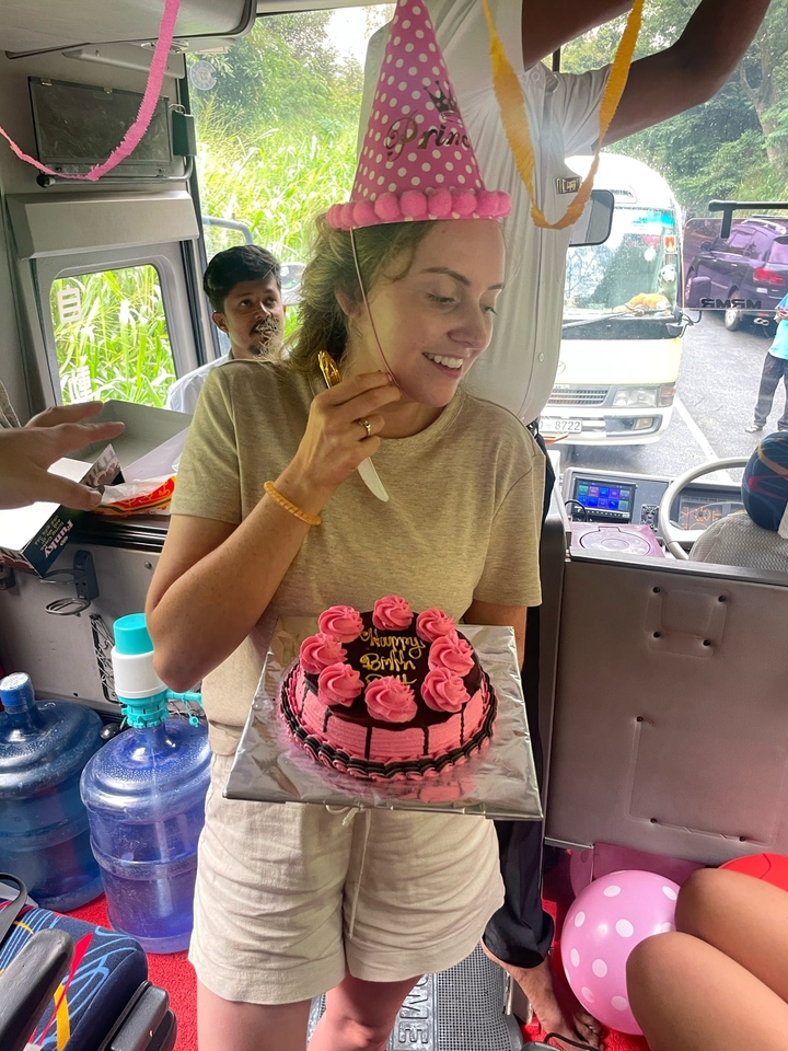 Femme tenant un gâteau à l'intérieur d'un véhicule.