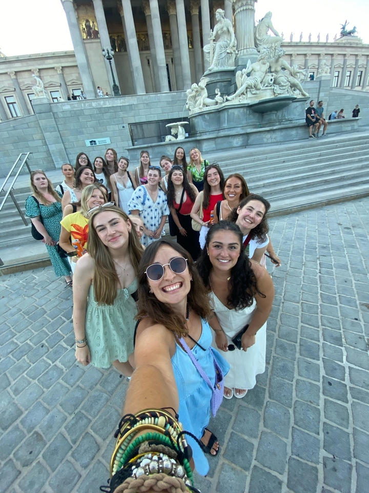 Un groupe de personnes heureuses posant sur des marches.