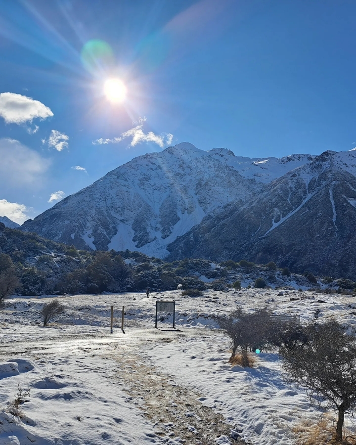 Montagne enneigée avec un ciel bleu dégagé.