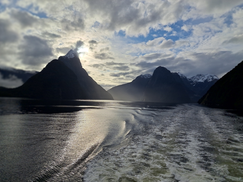 Fjord de Milford Sound avec des montagnes spectaculaires en arrière-plan.