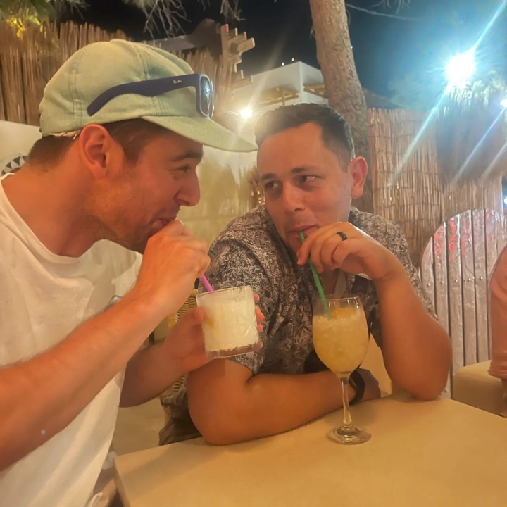 Deux personnes buvant des cocktails dans un bar.