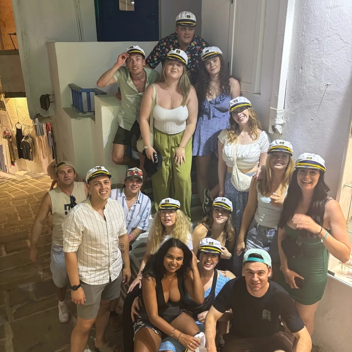Groupe de personnes dans un cadre nocturne, portant des chapeaux.