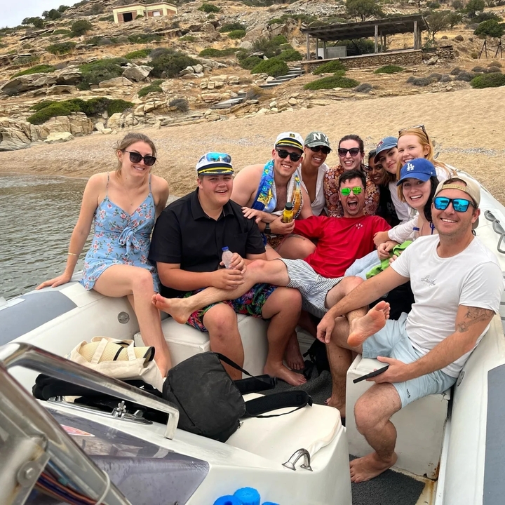 Groupe sur un bateau, souriant et prenant des verres.