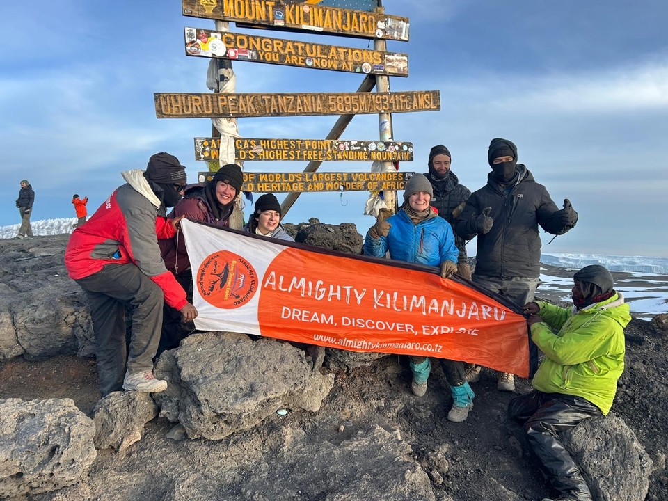 Groupe célébrant au sommet d'Uhuru, mont Kilimandjaro.