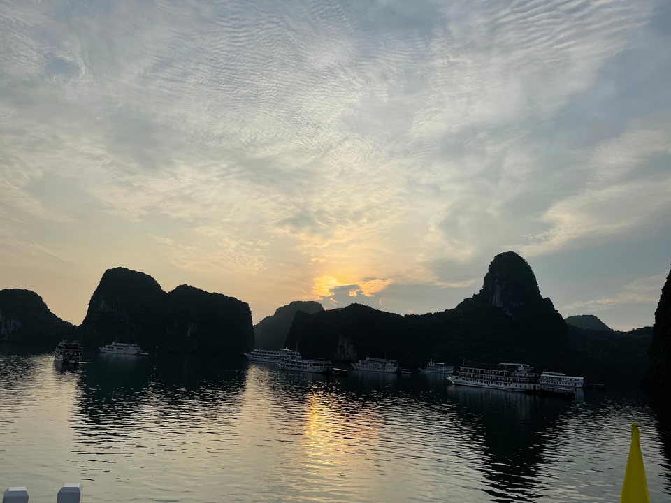 Paysage marin dramatique avec montagnes karstiques au crépuscule.