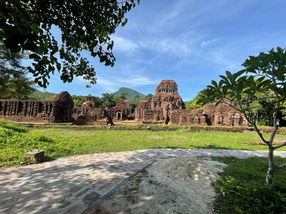 Ruines anciennes d'un complexe de temples entouré de verdure.
