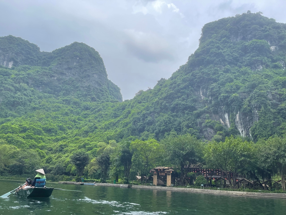 Montagnes calcaires spectaculaires recouvertes d'une végétation luxuriante.
