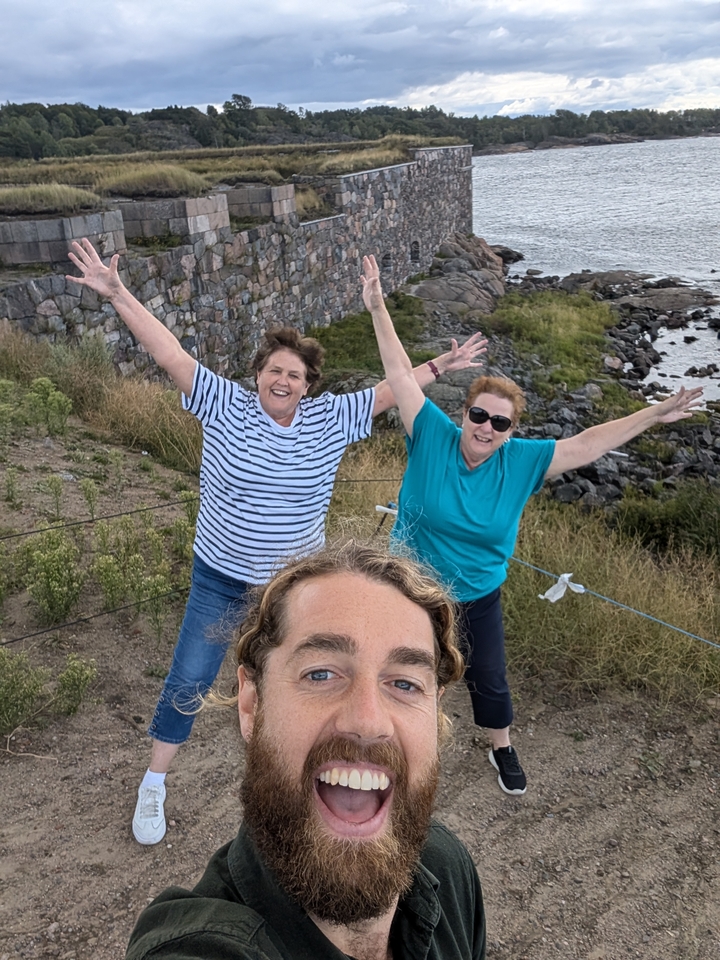 Des gens qui prennent la pose avec énergie sur un terrain rocheux.