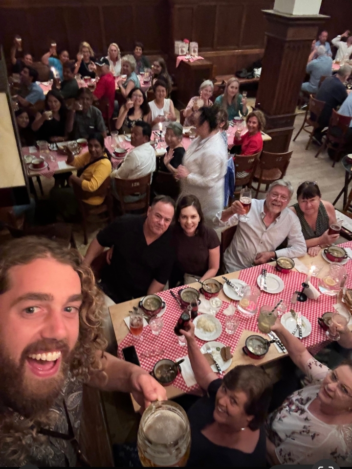 Un groupe de personnes assises à une table de restaurant.