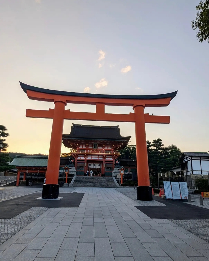 Torii menant à un temple japonais traditionnel.