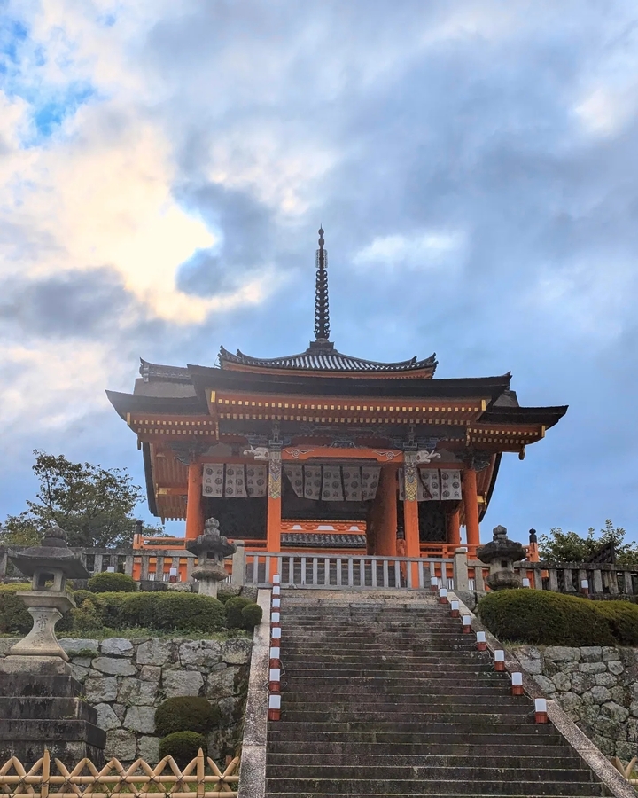 Pagode japonaise traditionnelle contre un ciel nuageux.